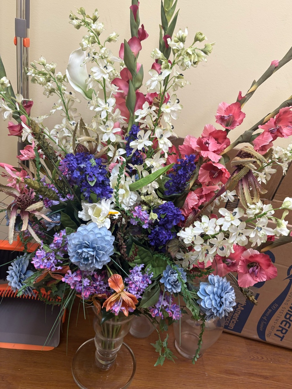 HUGE!!!! Beautiful Silk Flower Arrangement. Verrry Big!